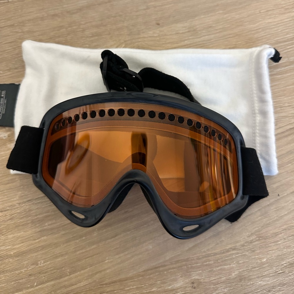 Oakley snow/ski goggles. Only worn once!